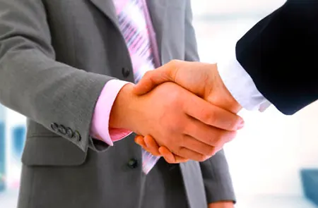 Aperto de mãos simbolizando confiabilidade