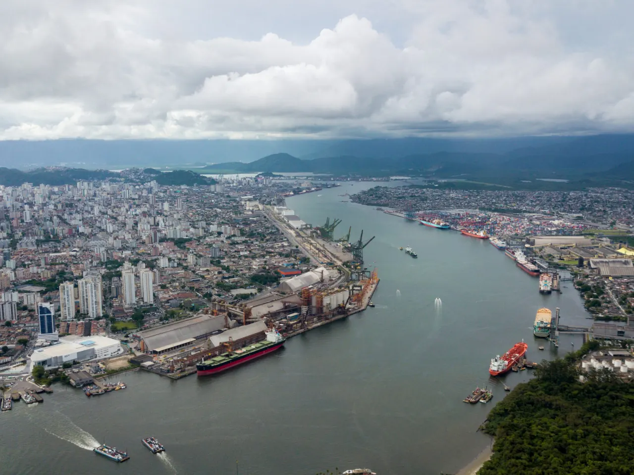 Estuário e cais do Porto de Santos