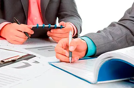 Profissionais analisando documentos de uma operação